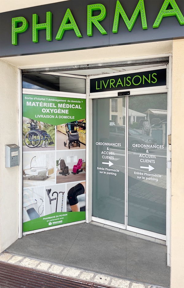 Vitrophanie avec des photos de produits médicaux.