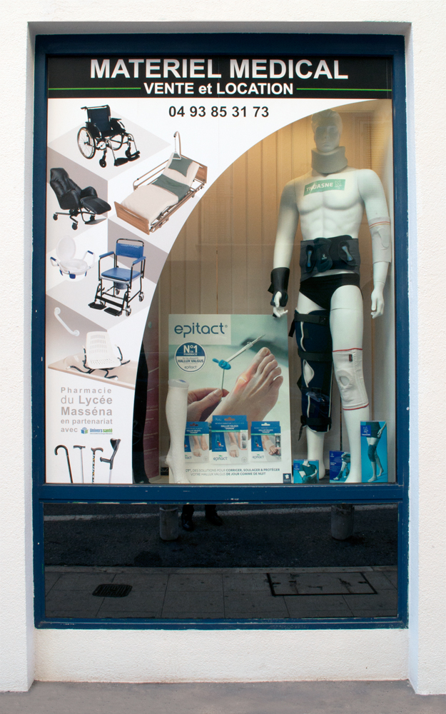 Vitrophanie avec découpe arrondie sur-mesure pour laisser voir la vitrine.