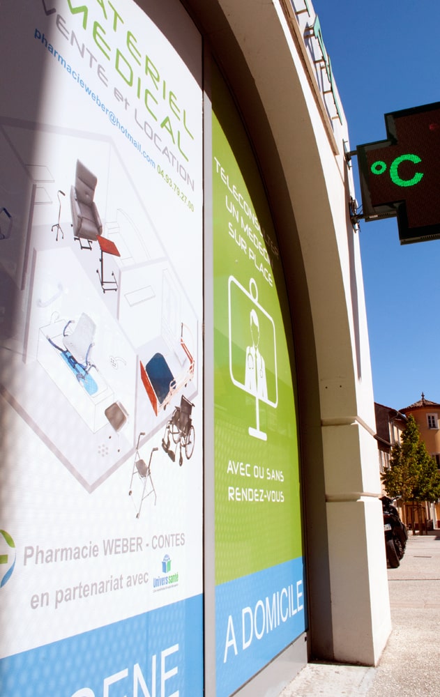 Vue en gros plan d'une vitrophanie extérieur que j'ai réalisé pour une pharmacie française.