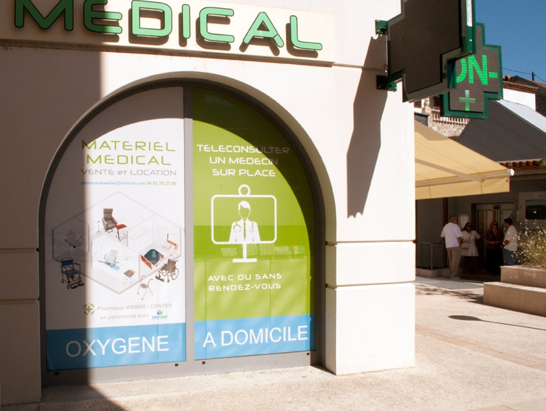 Vue d'une vitrophanie extérieur que j'ai réalisé pour une pharmacie du sud de la France.