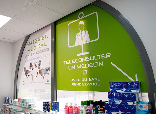 Vue du design d'une vitrophanie sur le matériel médical et le service de consultation médicale à distance réalisée pour l'intérieur une pharmacie française.