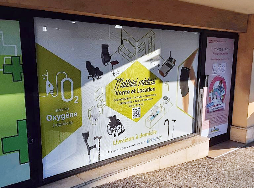 Design d'une vitrophanie de vitrine au format rectangulaire.