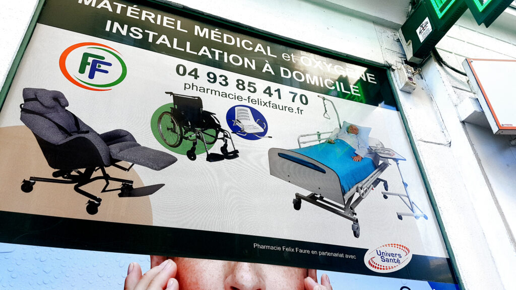 Vitrophanie pour pharmacie à Nice.