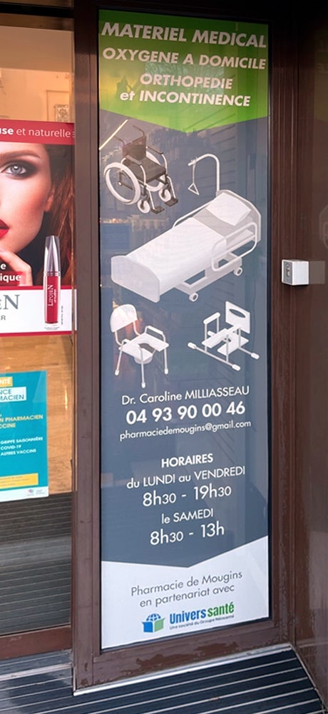 Mise à jour de la vitrophanie devanture magasin.