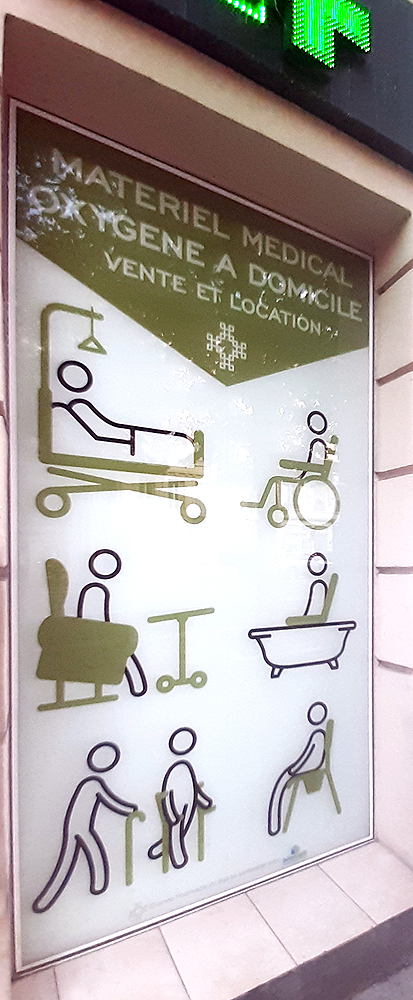 Réalisation grphique de covering devanture magasin pour magasin de matériel médical et pharmacie.